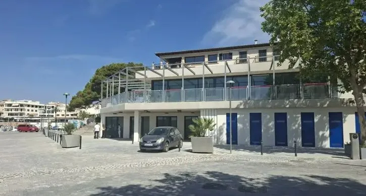 Edificio portuario de dos plantas en la zona de servicio del puerto de Cala Rajada