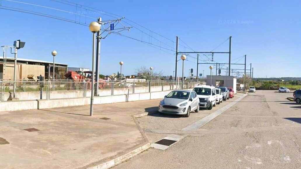Vista exterior de la estación de tren de Petra y la zona de aparcamiento de vehículos