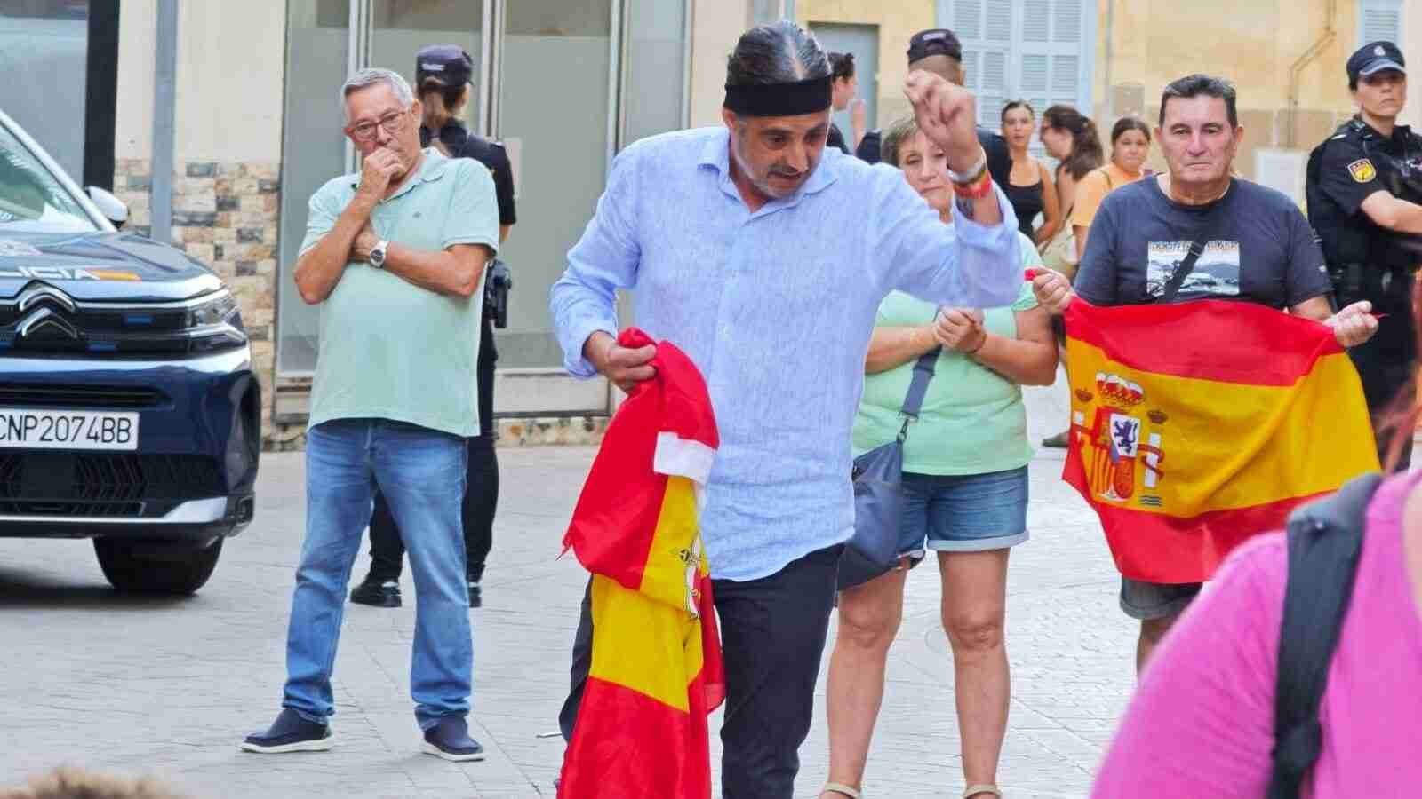 Esteban Sureda con el puño en alto y una bandera de España en Manacor