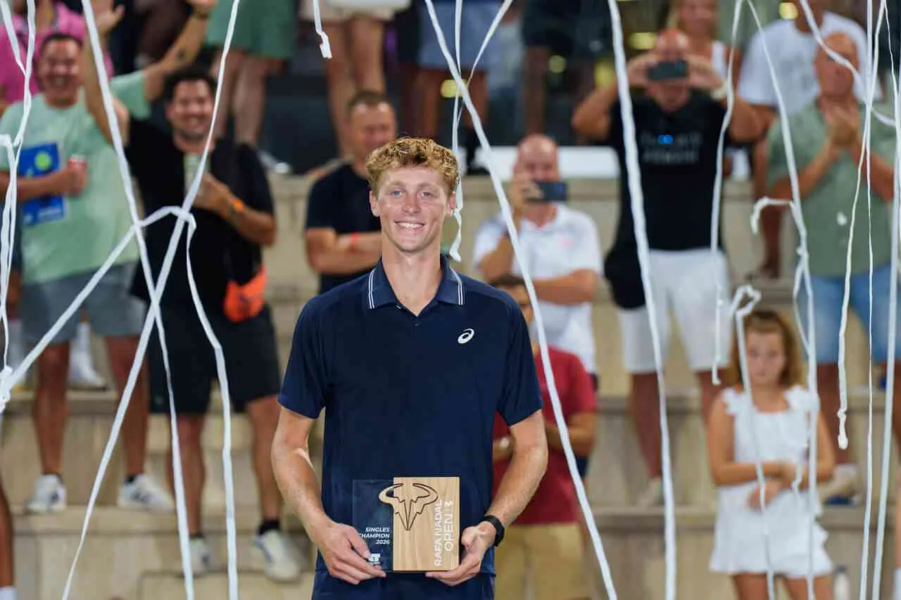 Felix Balshaw posa sonriente con el trofeo de campeón del Rafa Nadal Open 2026