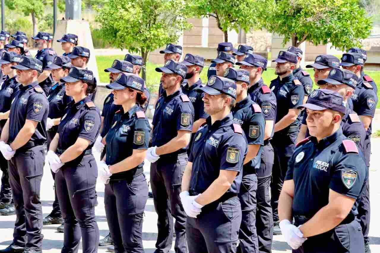 Agentes en formación de la bolsa única de policía local formados con uniforme reglamentario