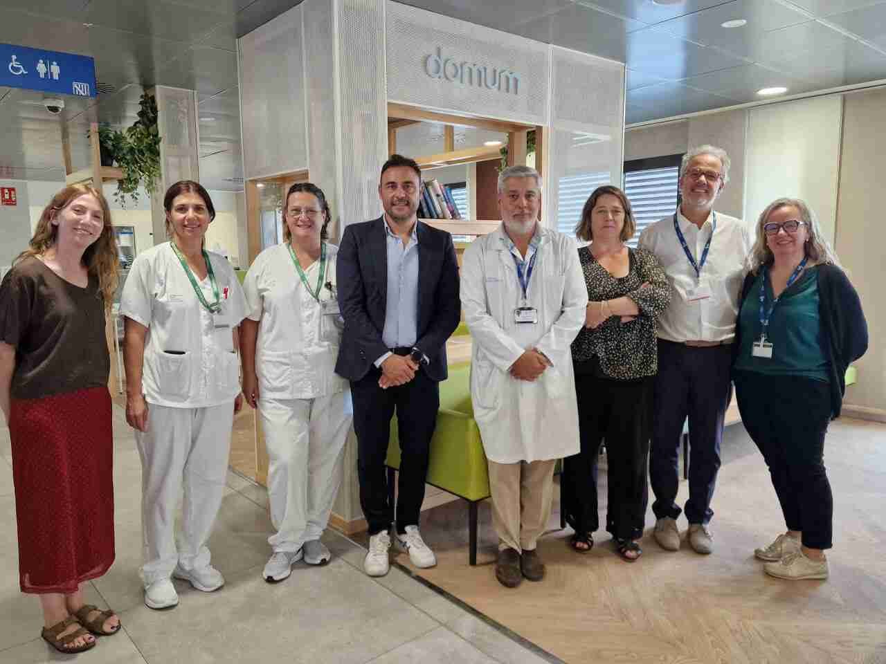 Responsables sanitarios y del programa DOMUM posando frente a la nueva sala del Hospital de Manacor