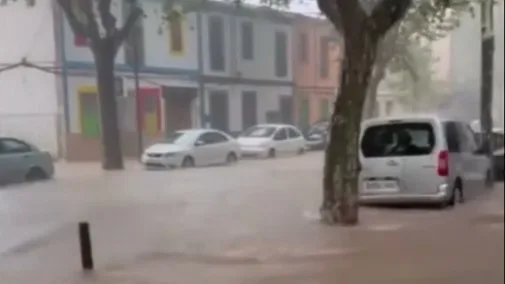 Calle inundada en Felanitx con coches cubiertos de agua hasta media rueda durante una tromba