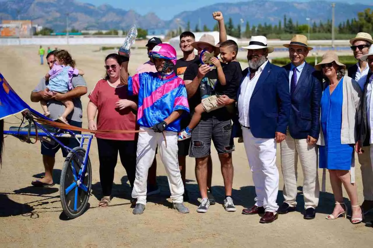 Joan Antoni Riera levanta el trofeo en la pista de Son Pardo junto a familiares y autoridades del Consell de Mallorca