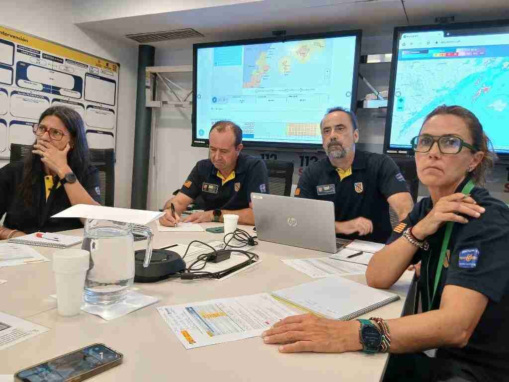 Técnicos y mandos de Emergencias 112 reunidos analizando los radares del temporal