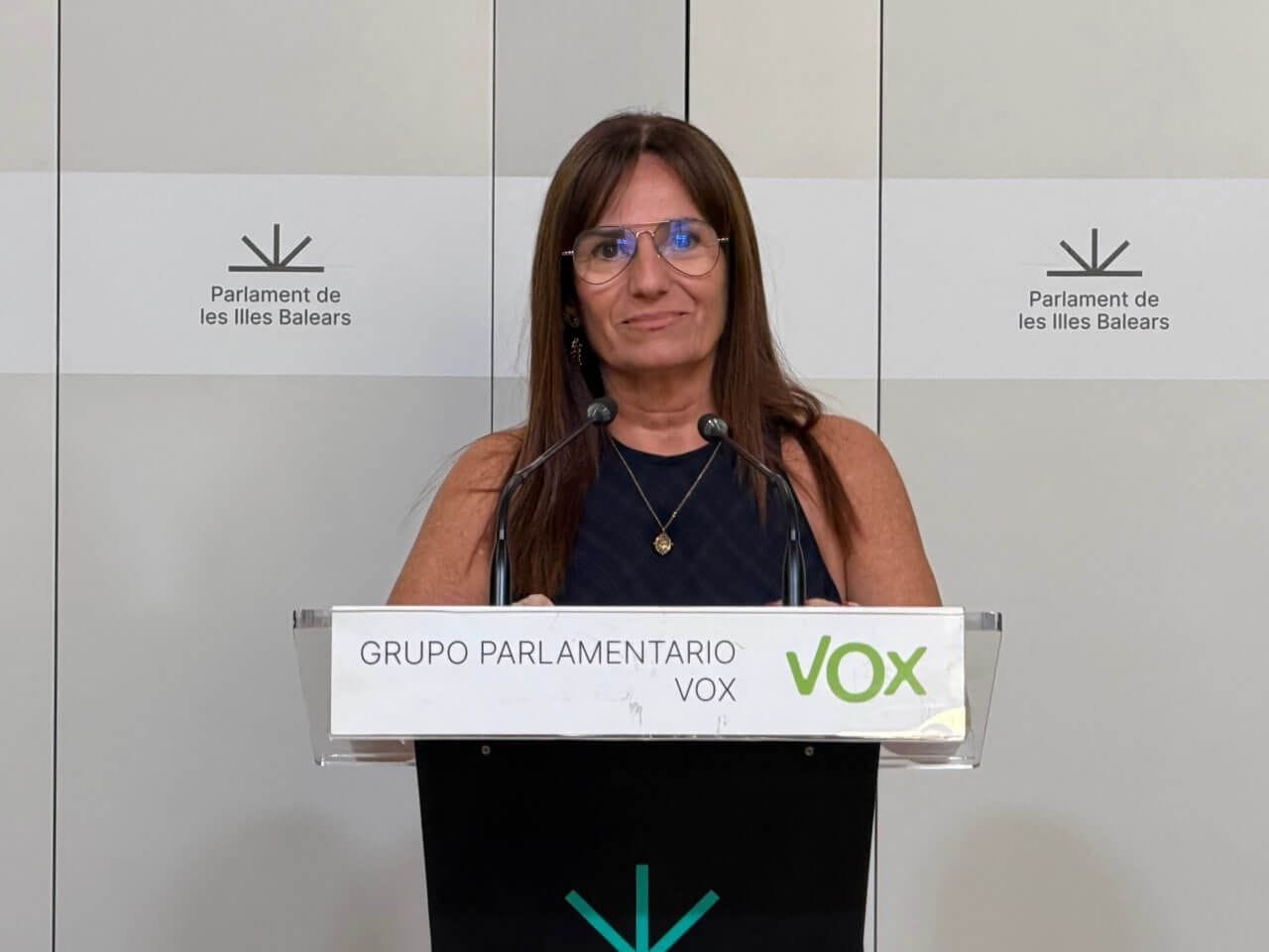 Manuela Cañadas, portavoz de VOX en el atril del Parlamento balear