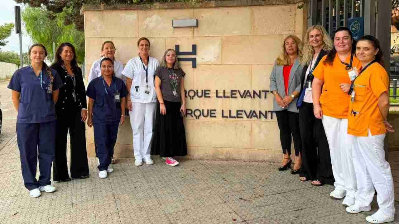 Maria Castro junto al equipo sanitario y directivo en la entrada de la Residencia de Llevant en Porto Cristo
