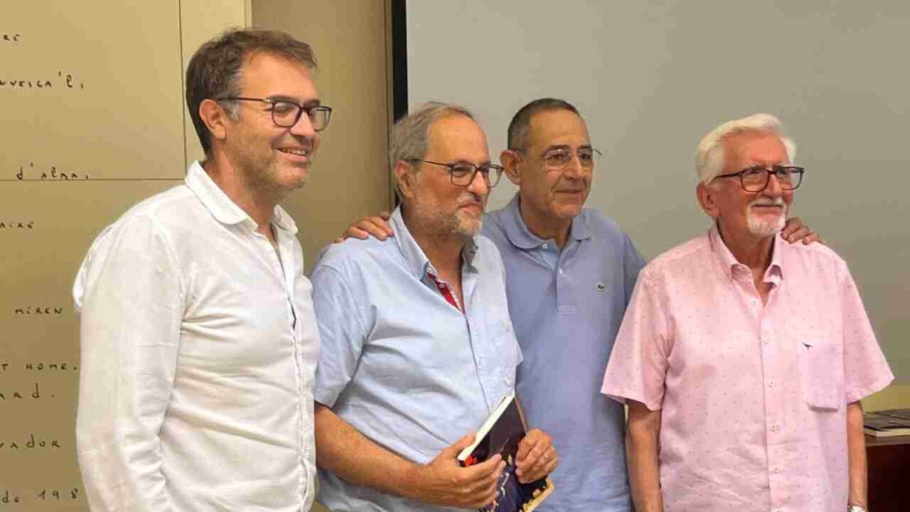 Miquel Oliver posa junto a Quim Torra y Antoni Tugores