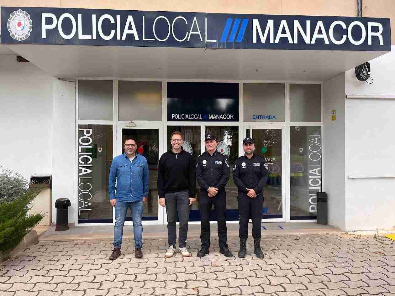 Miquel Oliver, Sebastià Llodrà y Pere Taberner en la entrada de la comisaría de la Policía Local de Manacor