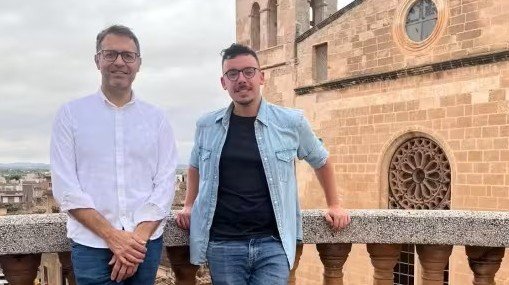 Miquel Oliver y Ferran Montero posando juntos en una terraza de Manacor
