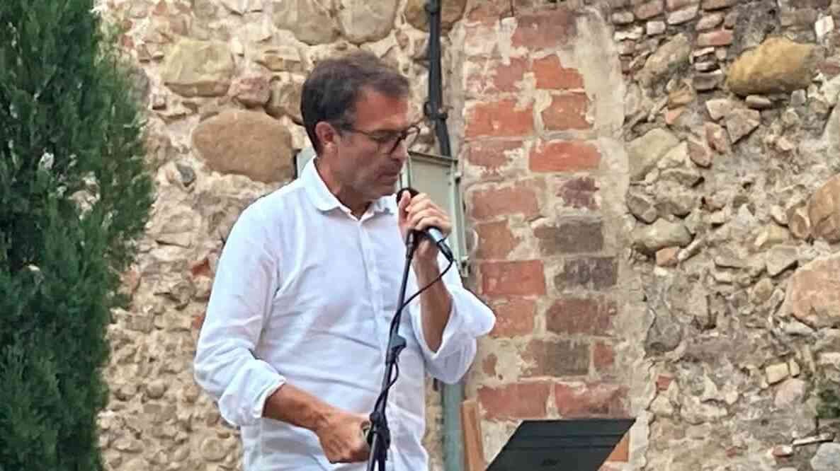 Miquel Oliver, alcalde de Manacor, hablando por un micrófono con semblante serio