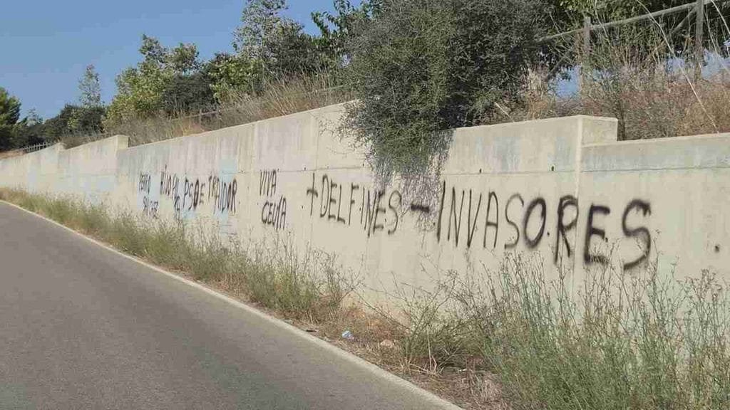 Vista general de las pintadas contra el Gobierno en Son Carrió