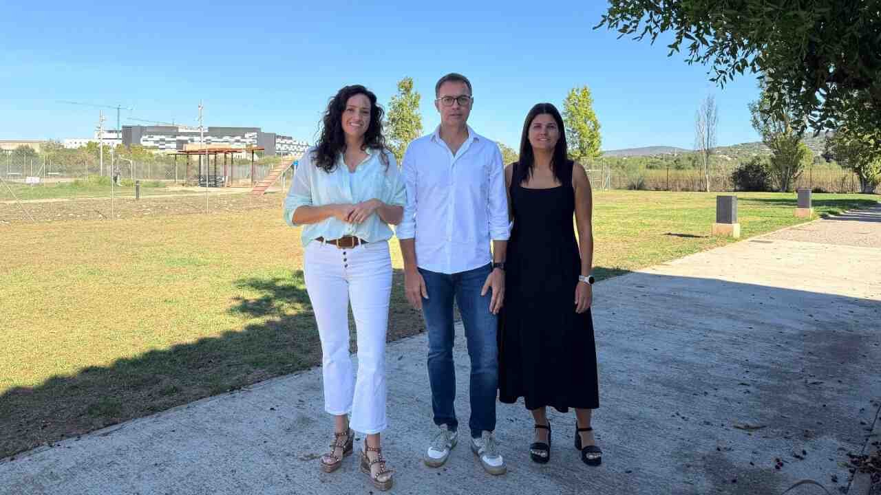 Núria Hinojosa, Miquel Oliver y Paula Asegurado en el solar del Molí d'en Beió