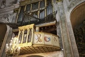 Órgano histórico y tribuna barroca en el interior del Convento de San Vicente Ferrer de Manacor