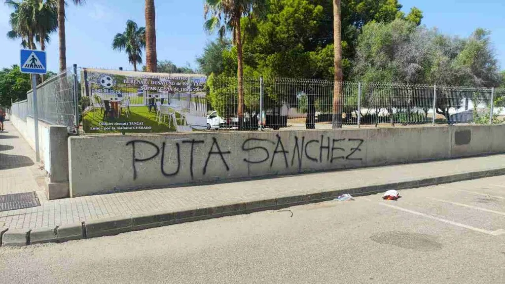 Pintada contra Pedro Sánchez en el muro del campo de fútbol de Cala Millor