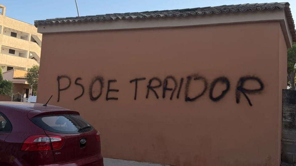 Pintada con la frase PSOE traidor en una pared en Cala Millor