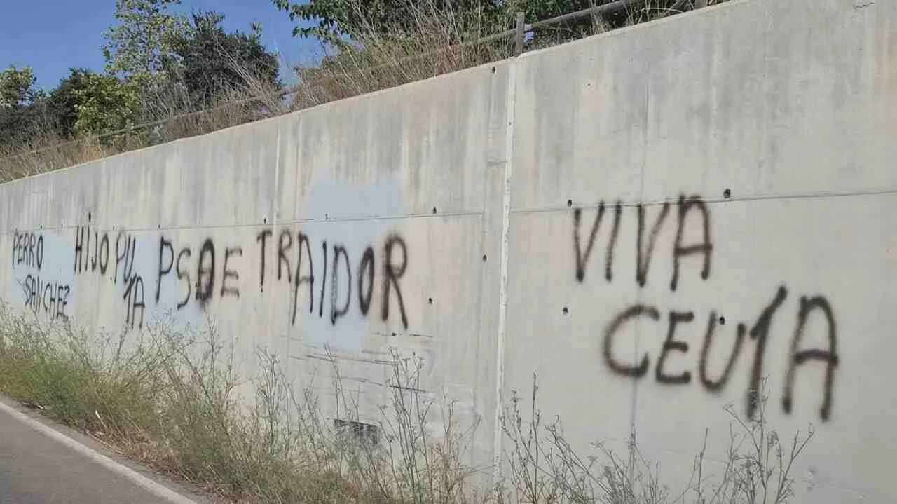 Pintada de perro sanchez hijo puta y psoe traidor en la Vía Verde