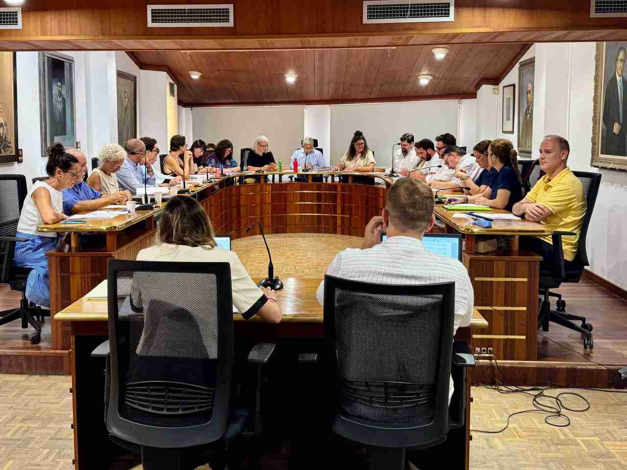 Sesión plenaria del Ayuntamiento de Inca reunida en mesa semicircular de madera