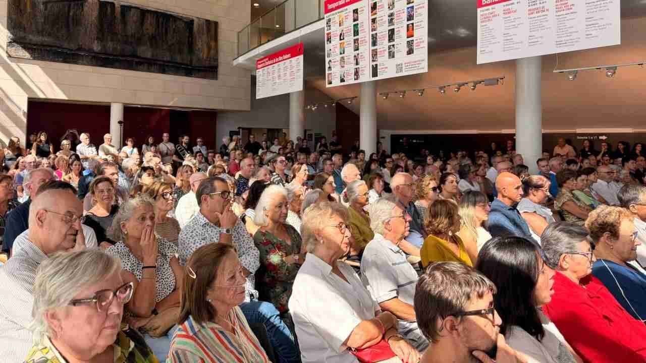Asistentes en el vestibulo del Auditorio de Manacor durante la presentacion de la temporada cultural