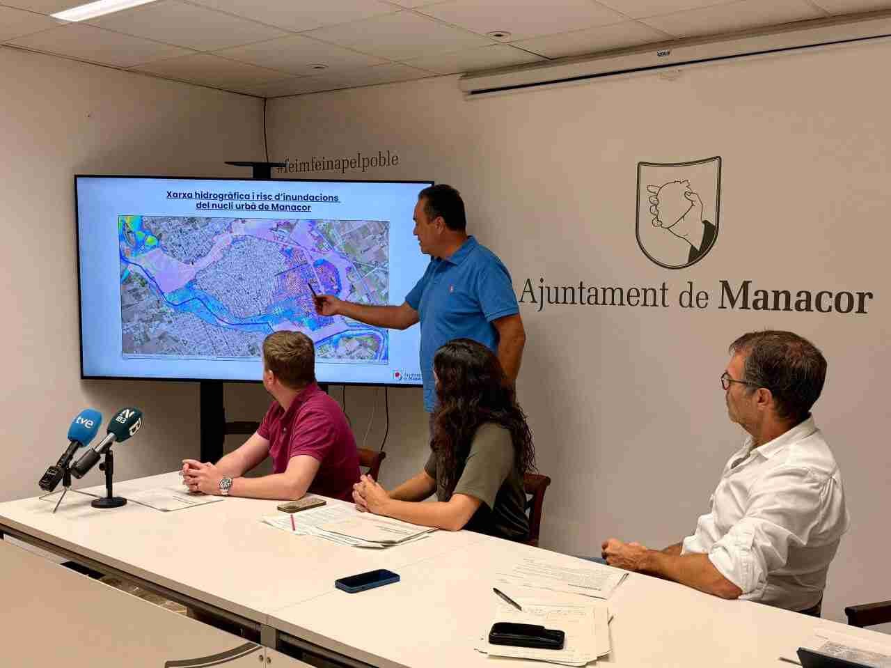 Ingeniero de caminos señala el mapa hidrográfico de Manacor durante una rueda de prensa en el ayuntamiento