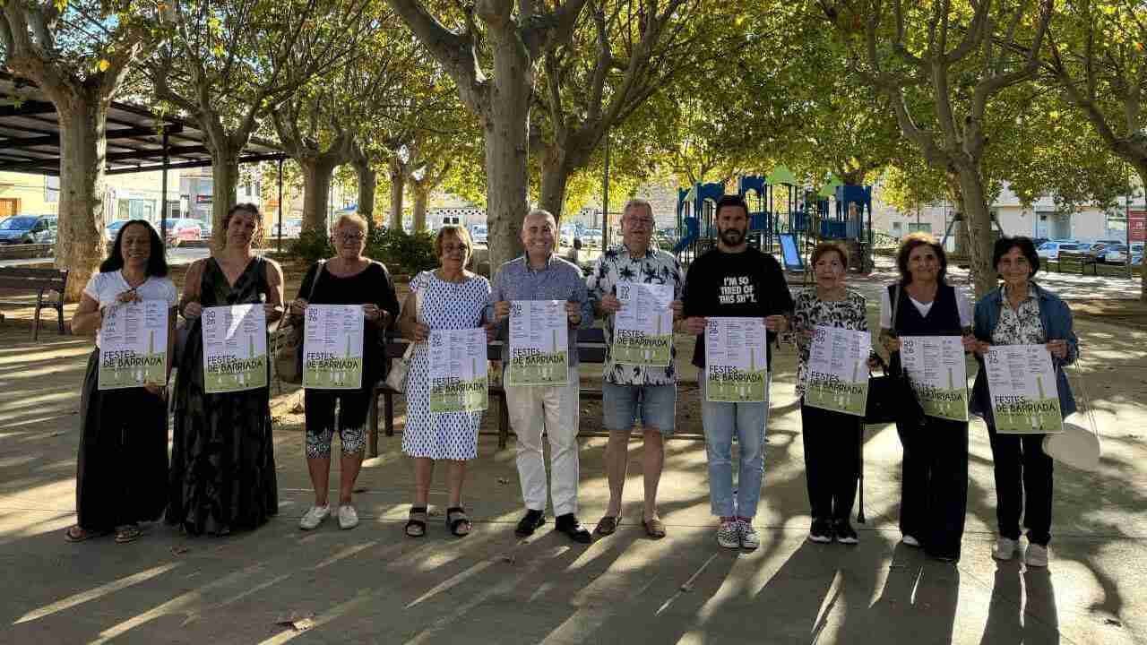 Presentación de las fiestas de So Na Monda con representantes municipales y de la asociación de vecinos