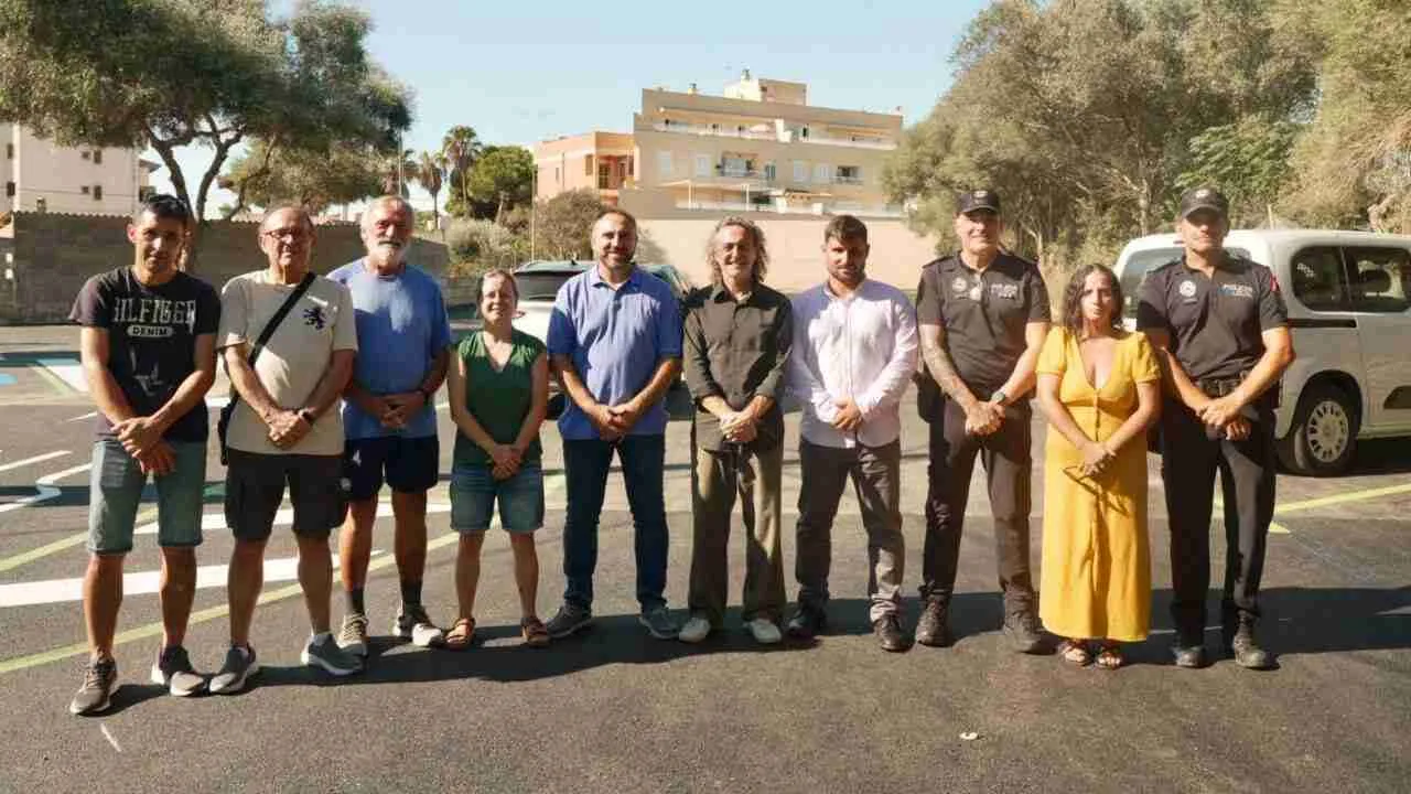 Pep Miquel Servera y miembros del consistorio presentan el aparcamiento ZAR de Cala Bona
