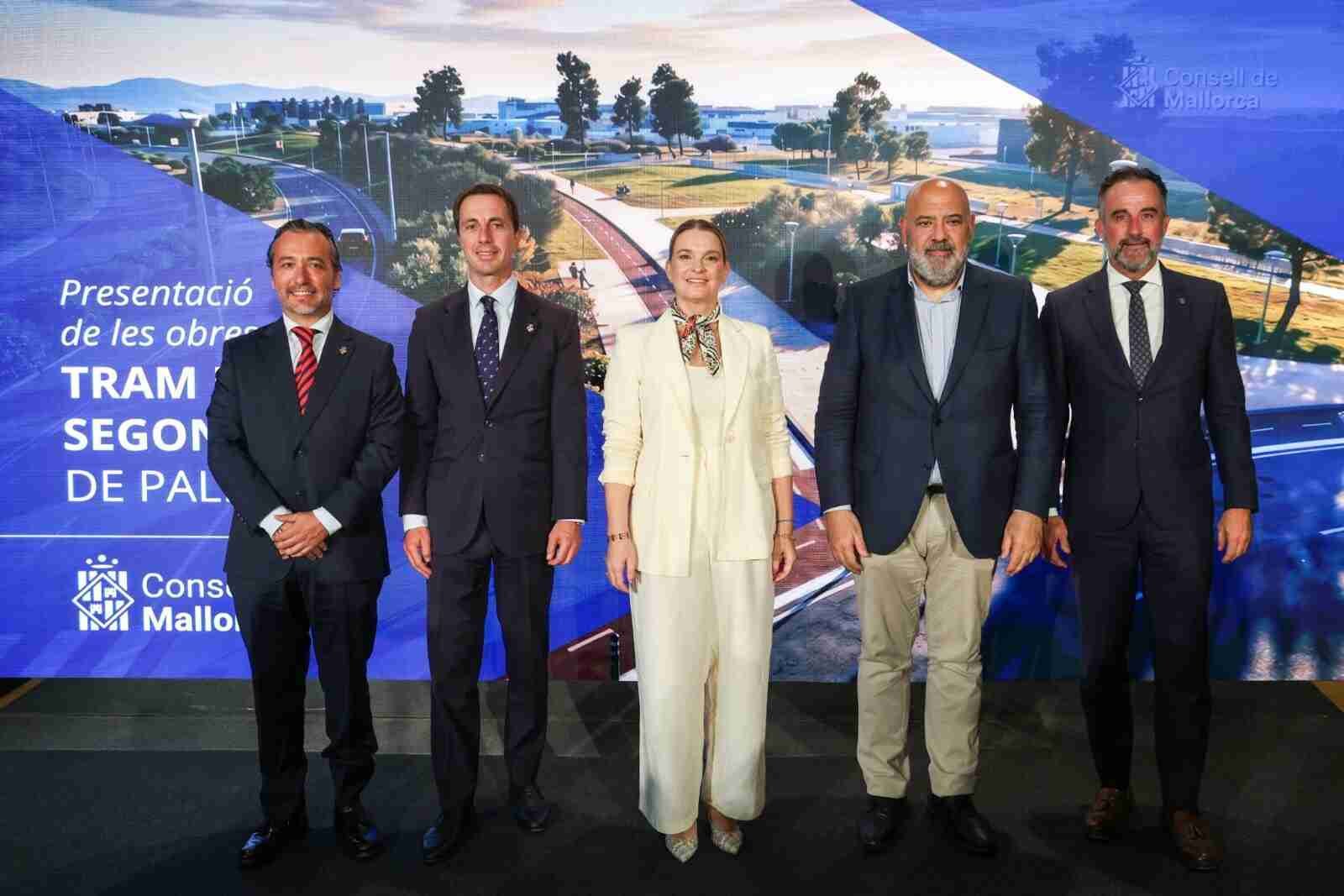 Autoridades del Govern, Consell de Mallorca y Ayuntamiento de Palma posan ante el proyecto del segundo cinturón