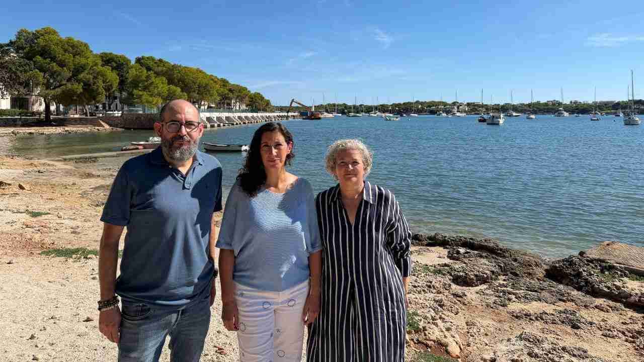 Amanda Fernández, Gracia González y un compañero del PSIB-PSOE en la orilla del puerto de Portocolom