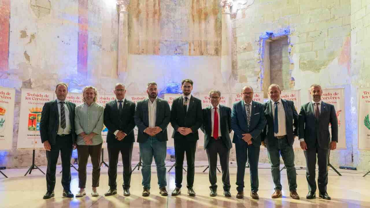 Foto de grupo de alcaldes y autoridades sobre un escenario en el milenario de Cervera