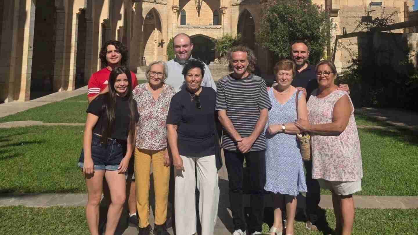 Miembros de Son Servera Solidari posan en la Església Nova tras la entrega de fondos solidarios