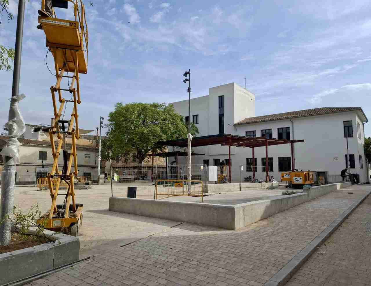Plataforma elevadora y vallas en las obras de sa Torre frente al colegio