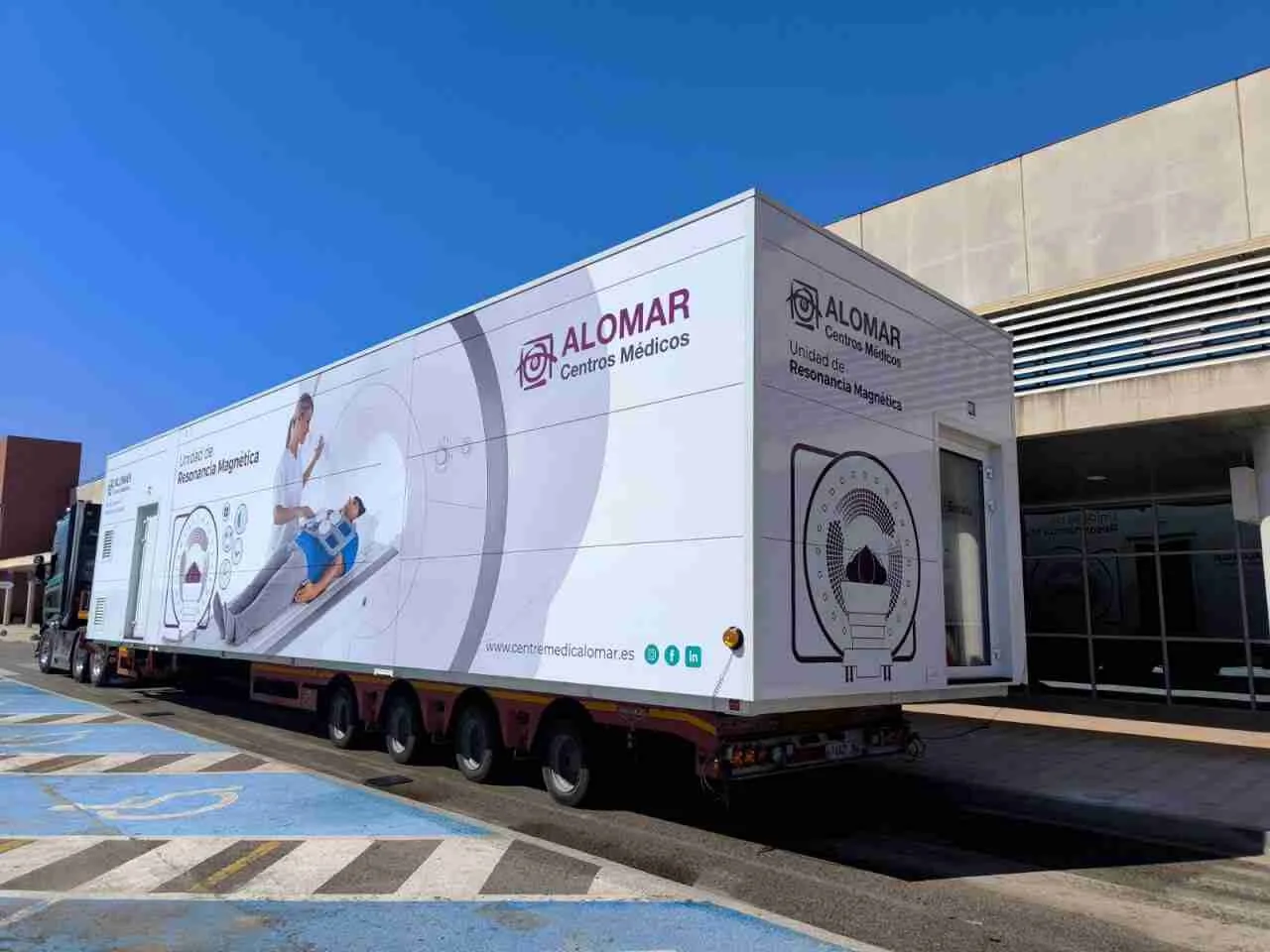Camión tráiler medicalizado de resonancia magnética provisional estacionado junto al acceso de Urgencias del Hospital Comarcal de Inca