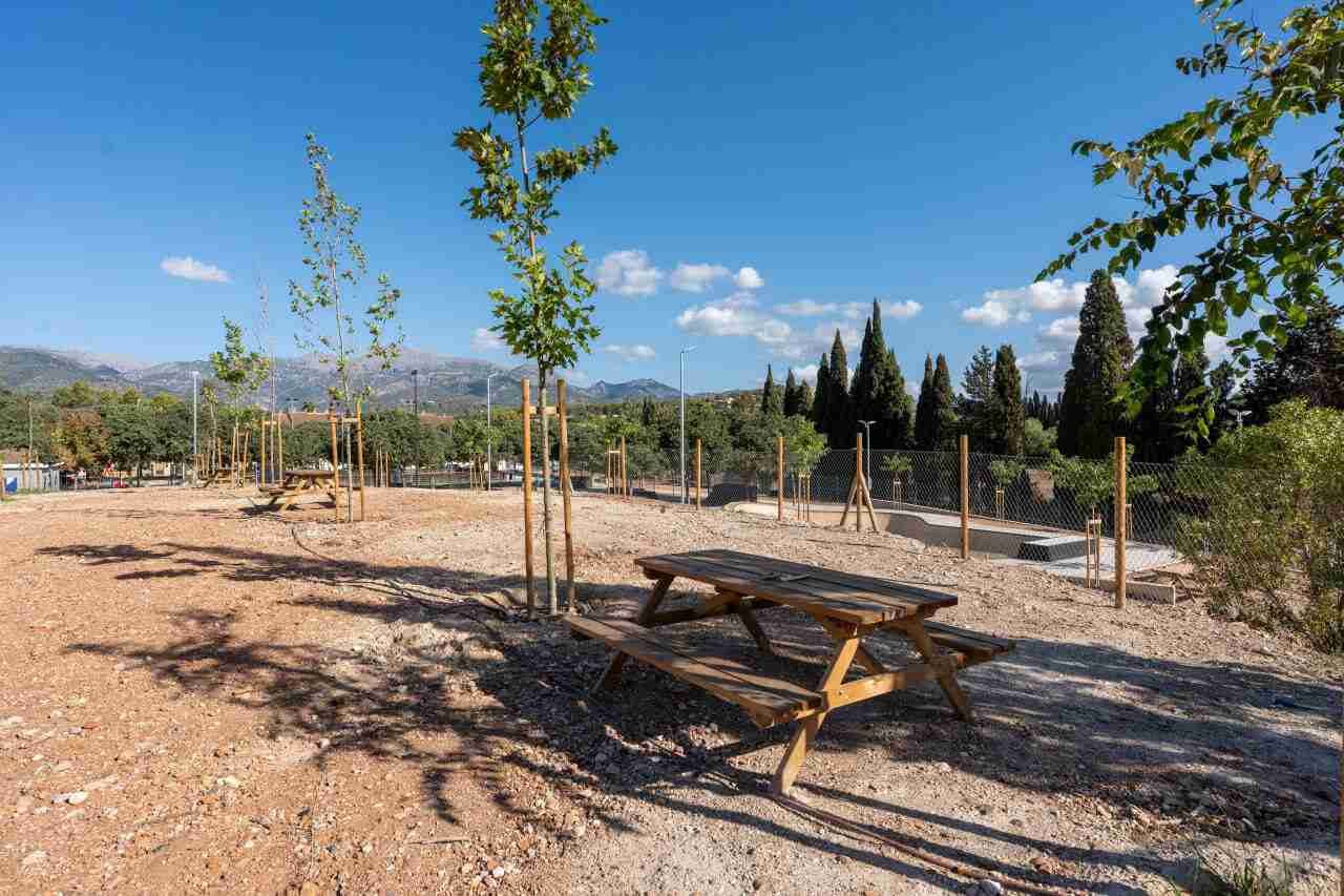 Zona de arbolado y mesas de picnic en la reformada plaza Pobladors de Inca