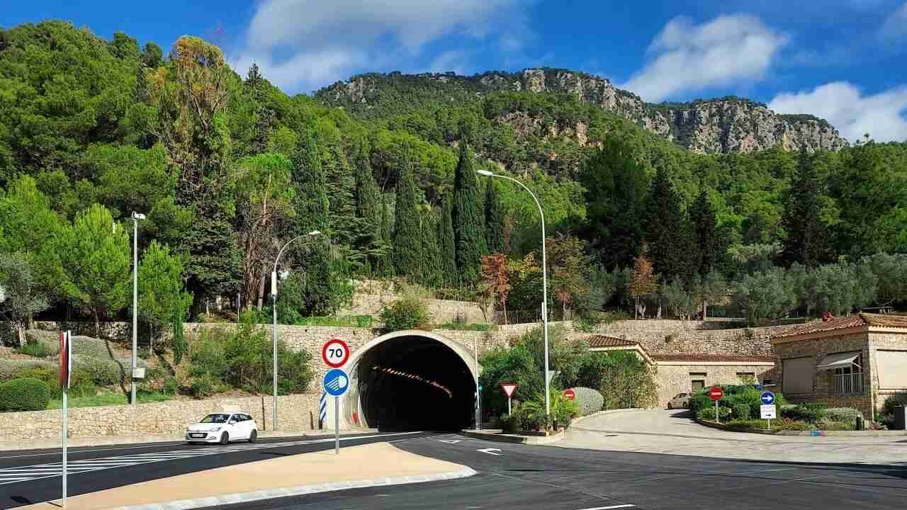 Vista de la boca de entrada al túnel de Sóller con señalización vial