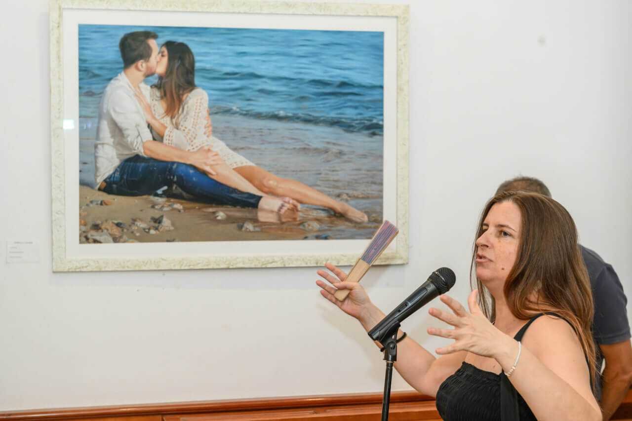 La pintora Ana Perelló en la Sala de abajo de s'Agrícola frente a su obra hiperrealista