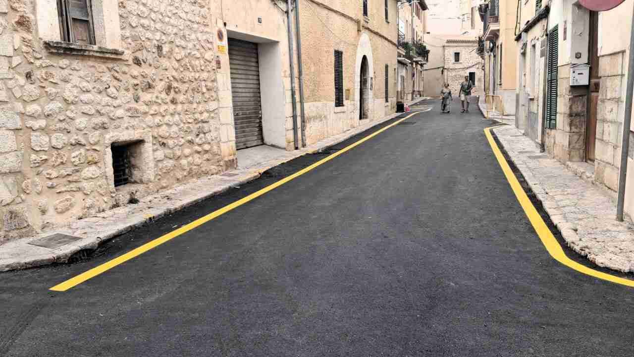 Calle de Inca con asfalto renovado y líneas amarillas pintadas en la calzada
