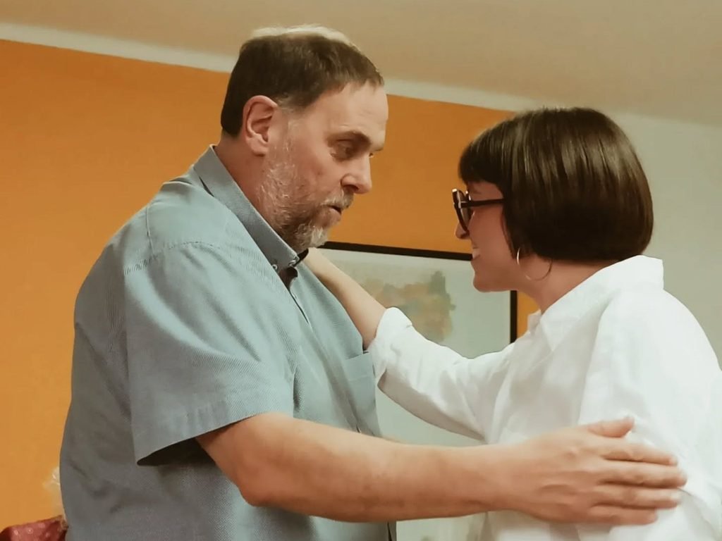 Carme Gomila abrazando a Oriol Junqueras