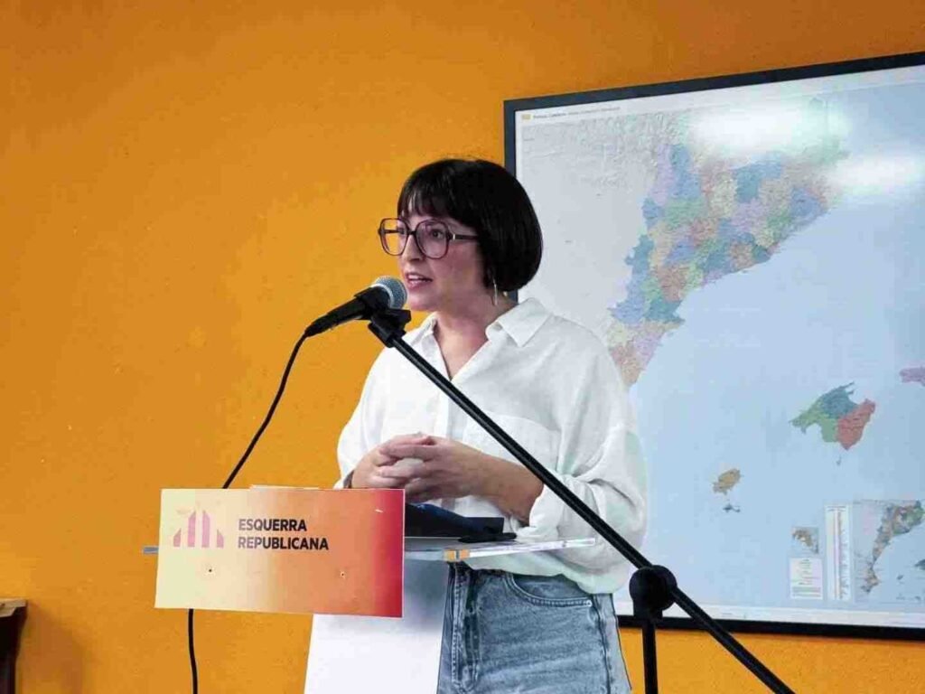Carme Gomila en el atril de ERC ante un mapa de los supuestos países catalanes