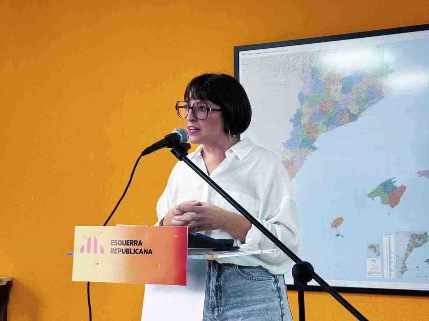 Carme Gomila en el atril de ERC ante un mapa de los supuestos países catalanes