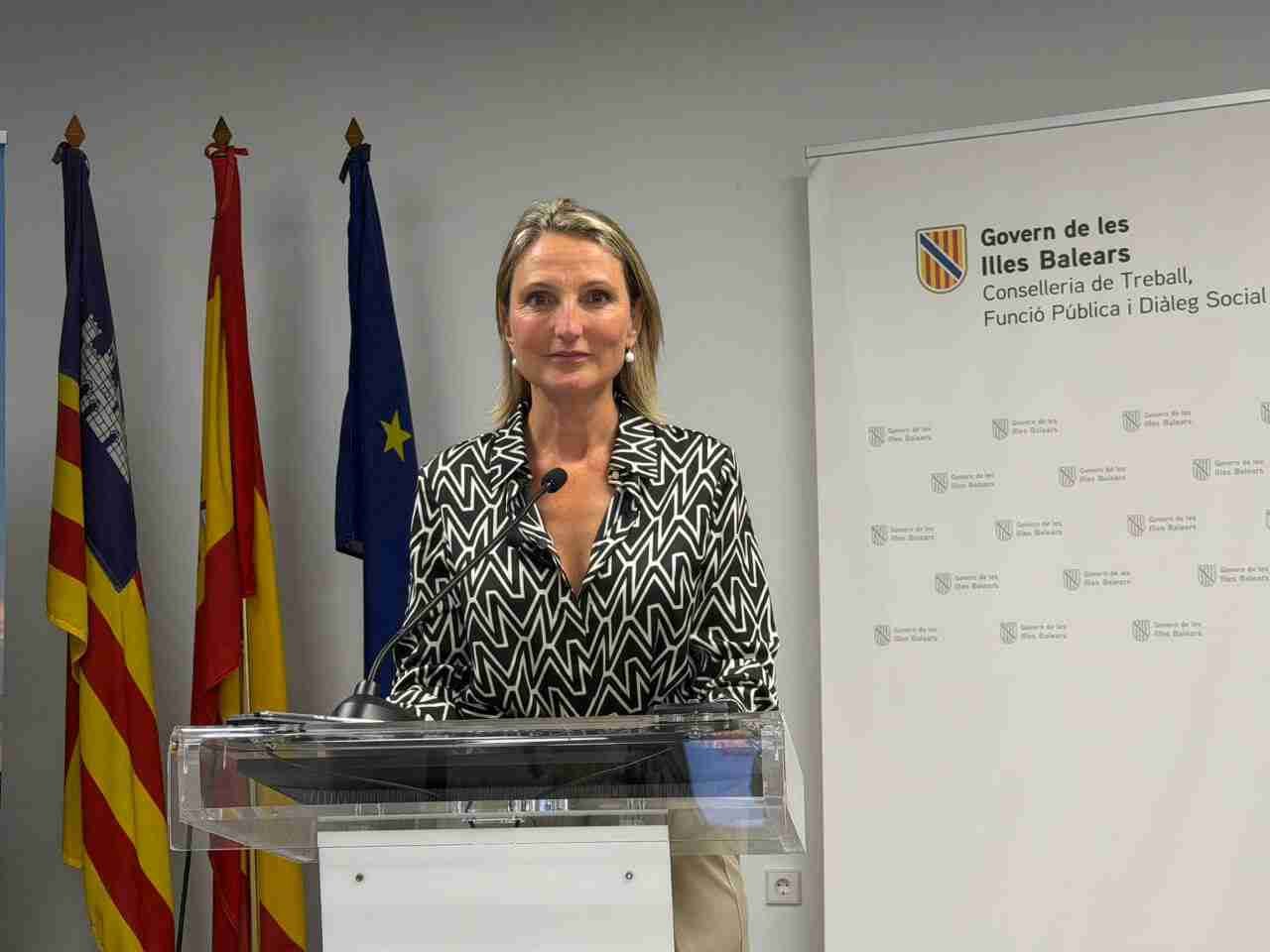 La consellera de Trabajo Catalina Cabrer en el atril de la Conselleria explicando las cifras del desempleo