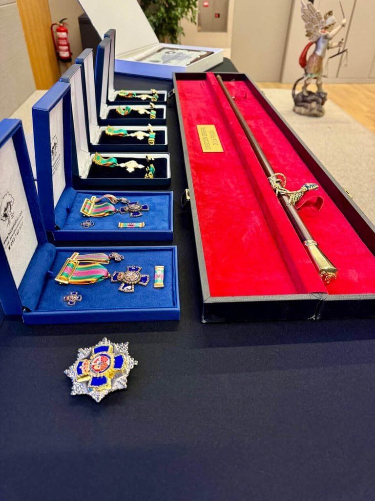 Medallas al Mérito Policial y distinciones sobre una mesa preparadas para su entrega