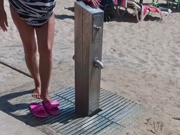 Lavapiés de acero inoxidable en la arena de la playa de Cala Millor