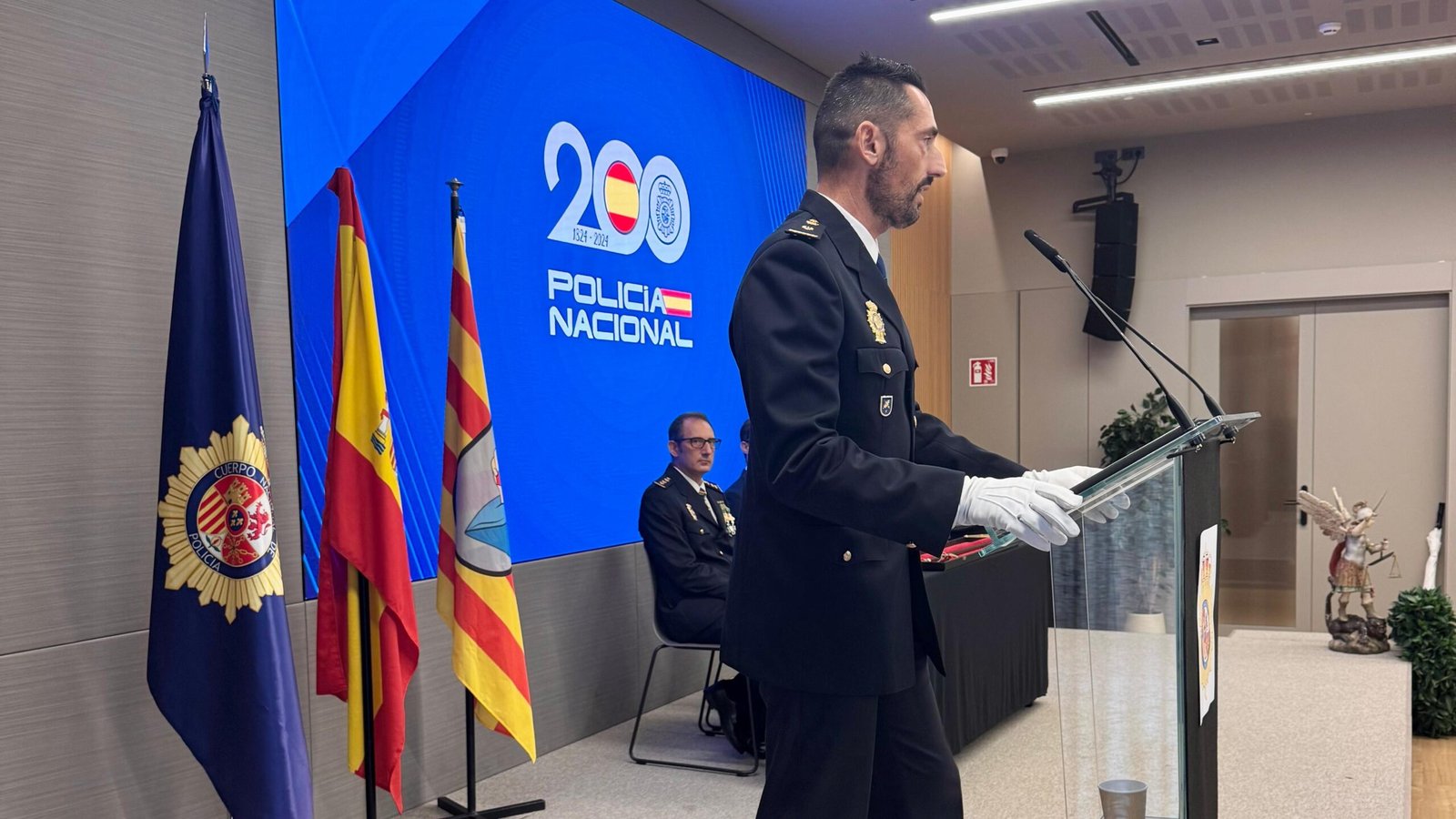 El inspector jefe Eduardo Pérez pronuncia un discurso desde el atril en el Día de la Policía
