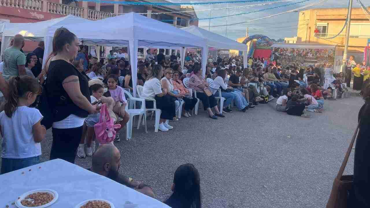 Centenares de vecinos llenan la plaza de Son Fangos en las Fiestas del Pilar