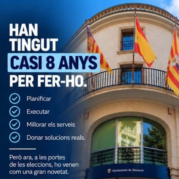 Fachada de la Casa Consistorial del Ayuntamiento de Manacor con banderas oficiales