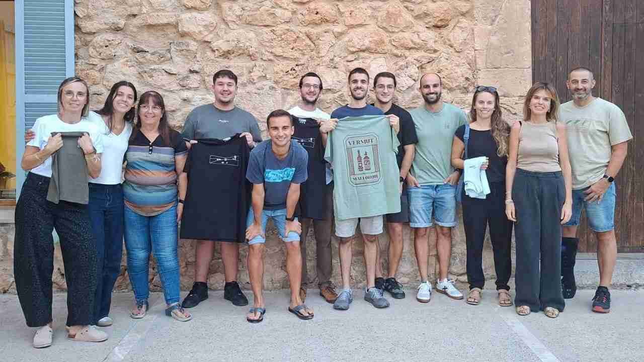 Miembros de los Cossiers de Manacor junto a Miquel Oliver y Sebastià Llodrà mostrando las camisetas de Patxanga