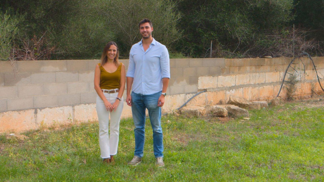 Jaume Soler, alcalde de Sant Llorenç, junto a una concejala en los terrenos adquiridos para el complejo educativo