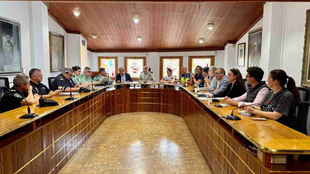 Reunión de la Junta Local de Seguridad con mandos policiales y representantes públicos en el salón de plenos de Inca