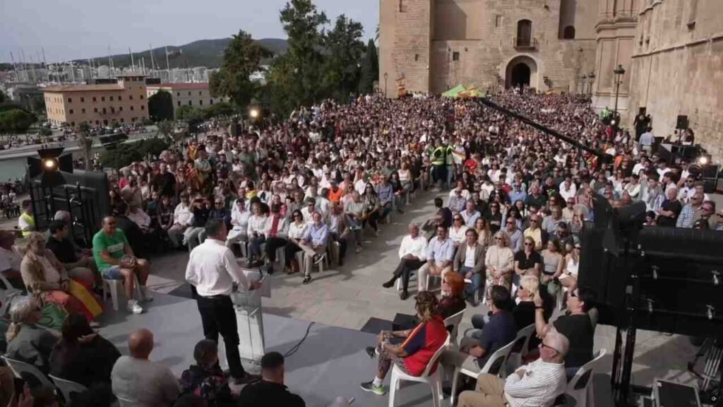 Más de 1.500 personas congregadas ante la Catedral de Palma durante la intervención de Santiago Abascal