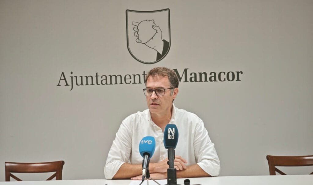Miquel Oliver en rueda de prensa anunciando su dimisión como alcalde de Manacor